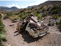 Autowrack am Rande des Sendero