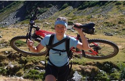 Bike-Tragekonstruktions mittels eines durchgeschnittenen Fahrradschlauchs