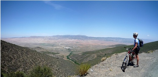 traumhafter Talblick mit der Sierra Baza im Hintergrund